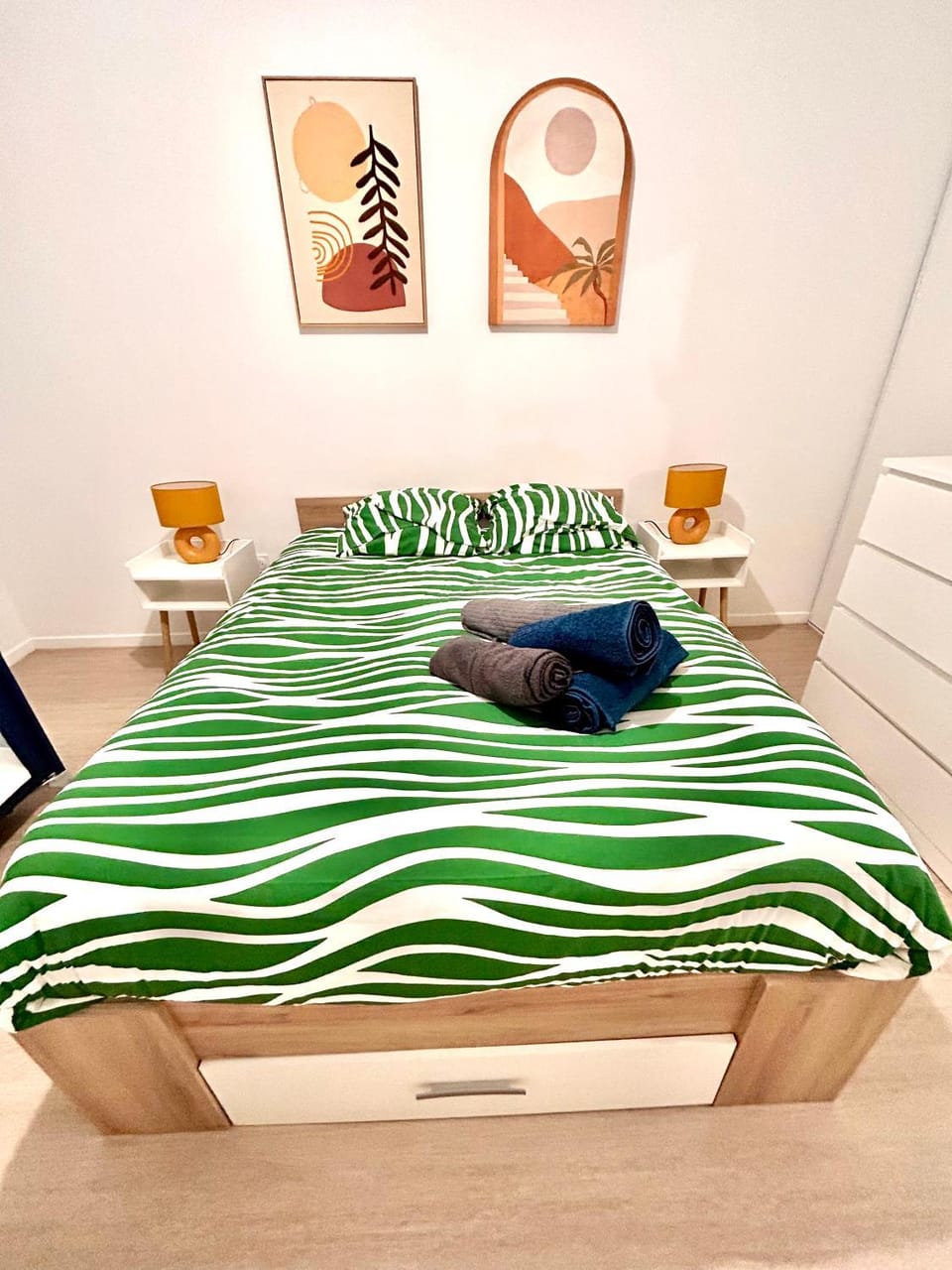 Bed, Photo of the whole room, Bedroom, towels
