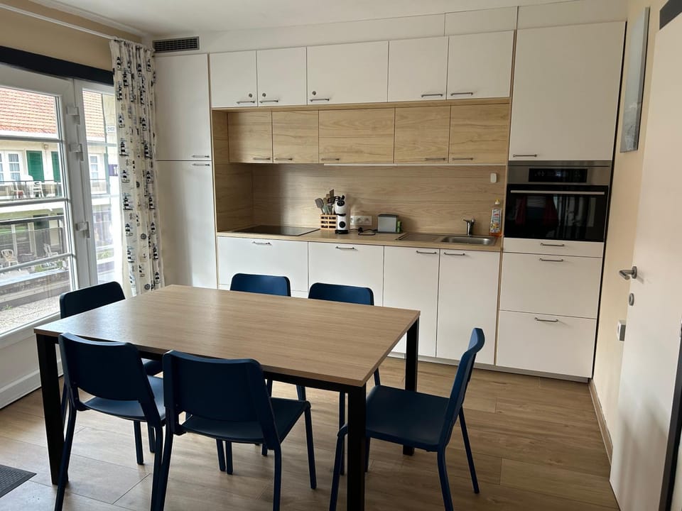 Kitchen or kitchenette, Dining area, dishwasher, oven, pet friendly, stove, toaster