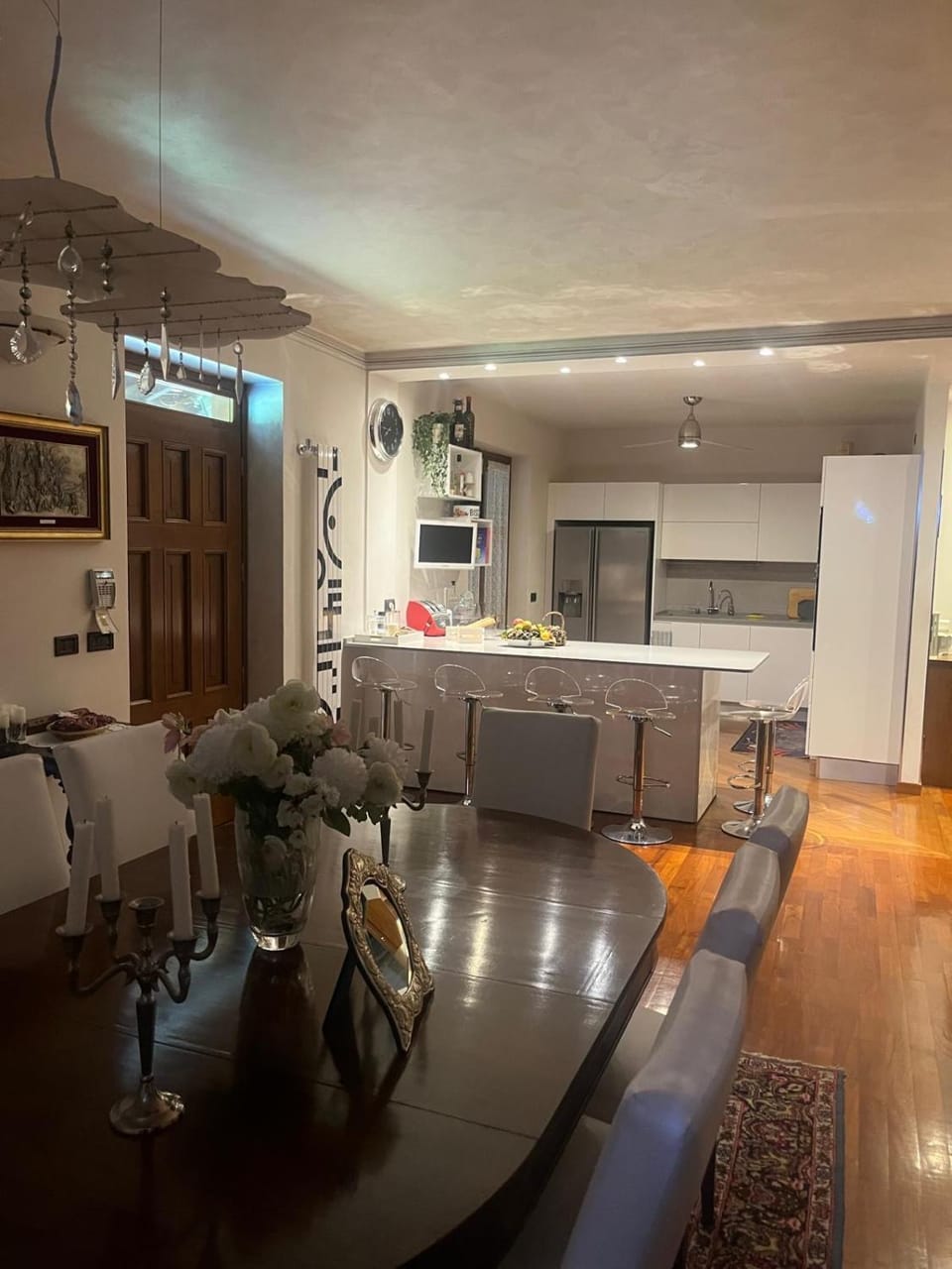 Kitchen or kitchenette, Living room, Seating area, Dining area