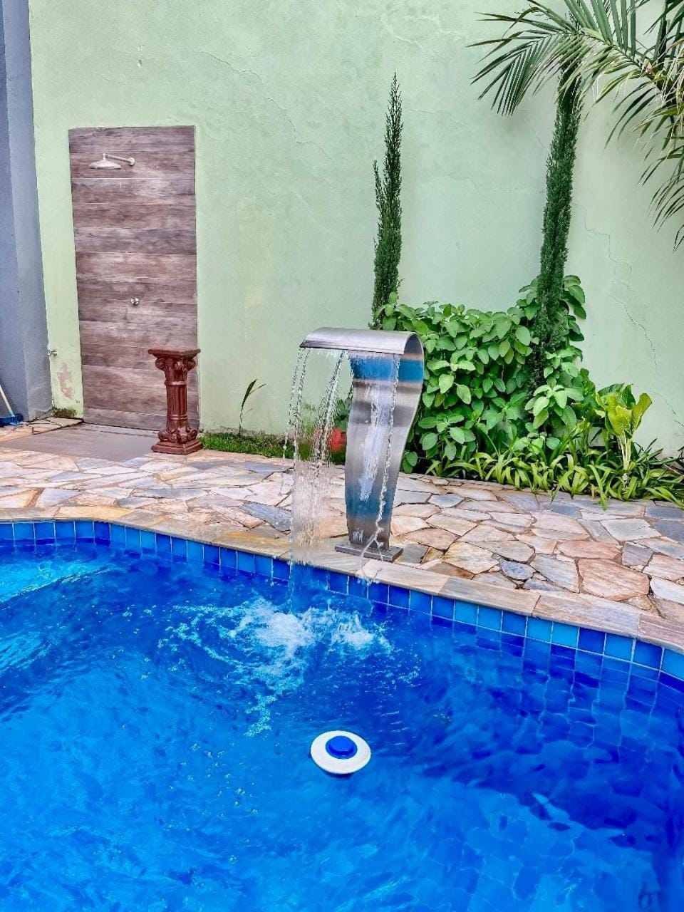 Casa com piscina e cascata e spa fogão a lenha House in Uberaba