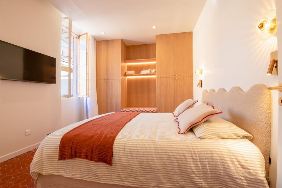 Bed, TV and multimedia, Photo of the whole room, Bedroom, wardrobe