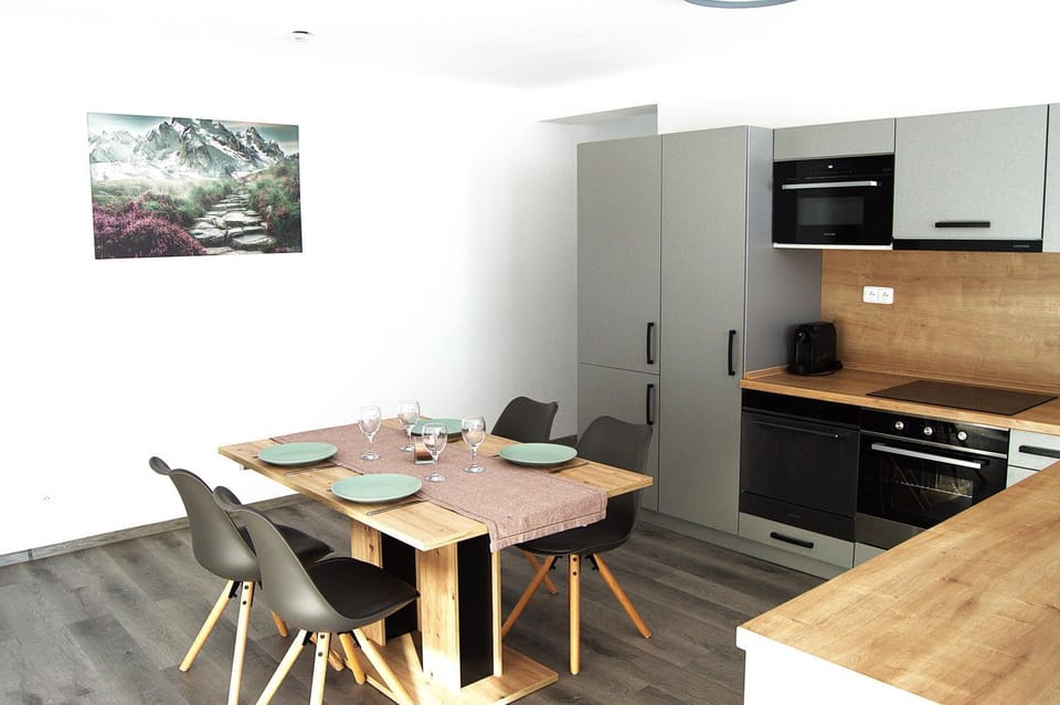 Coffee/tea facilities, Kitchen or kitchenette, Dining area, dishwasher, oven, pet friendly, stove, toaster