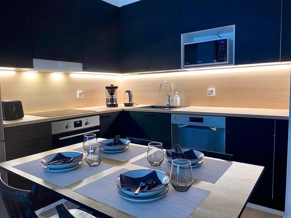 Coffee/tea facilities, Kitchen or kitchenette, Dining area, dishwasher, toaster