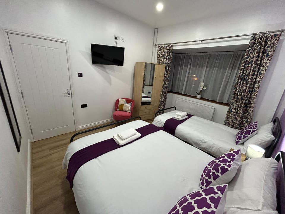 Bed, TV and multimedia, Photo of the whole room, Bedroom, wardrobe