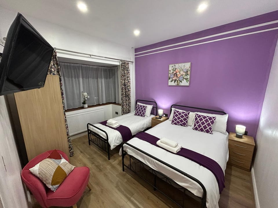 Bed, TV and multimedia, Photo of the whole room, Bedroom, towels, wardrobe