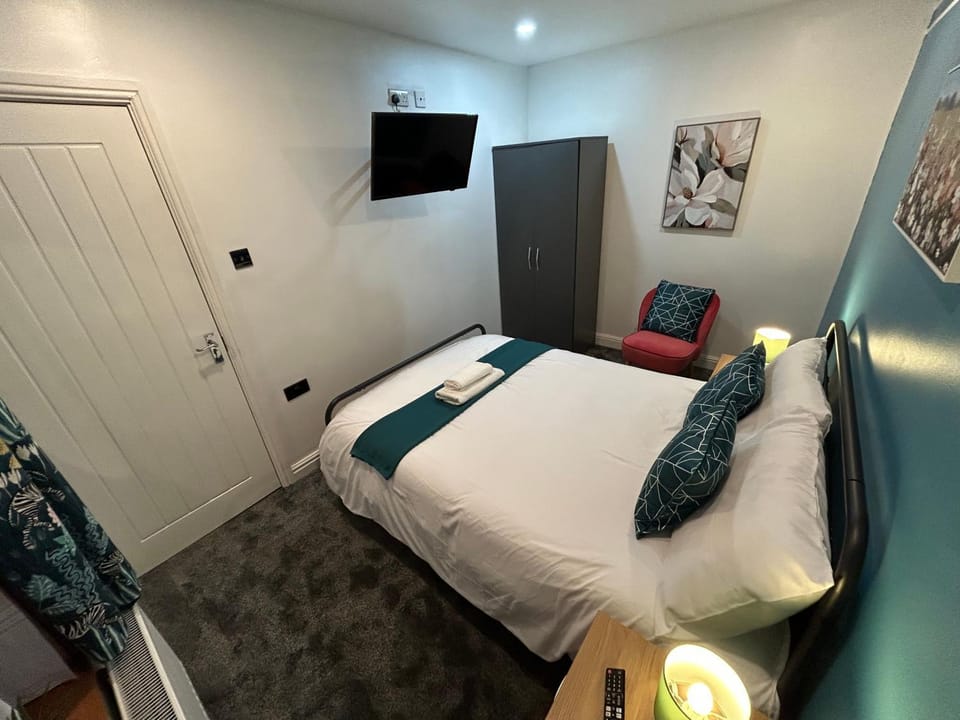 Bed, TV and multimedia, Photo of the whole room, Bedroom, wardrobe