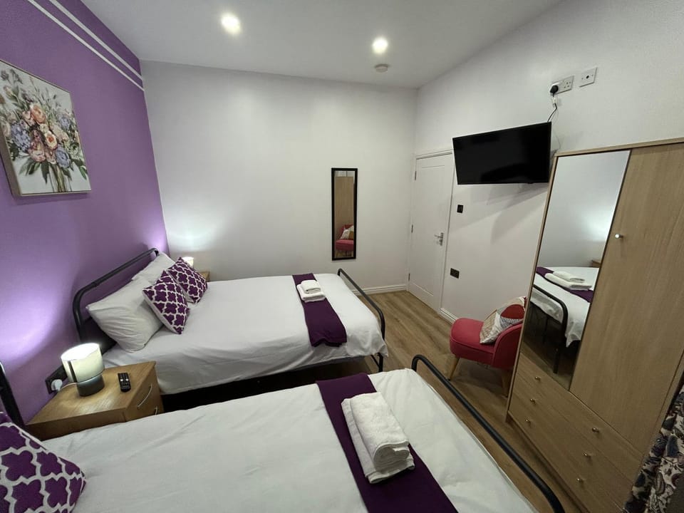 Bed, TV and multimedia, Photo of the whole room, Bedroom, wardrobe
