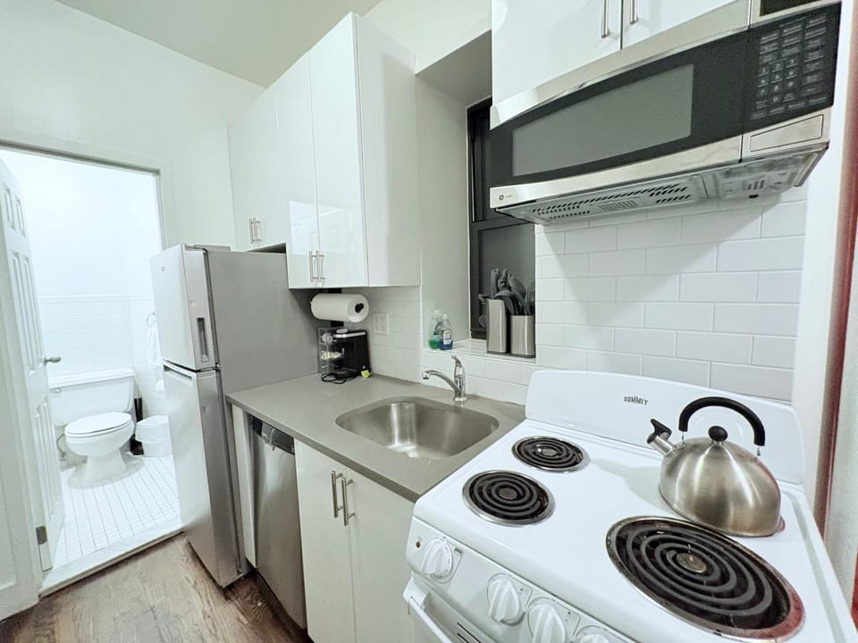 Coffee/tea facilities, Kitchen or kitchenette, dishwasher, oven, stove