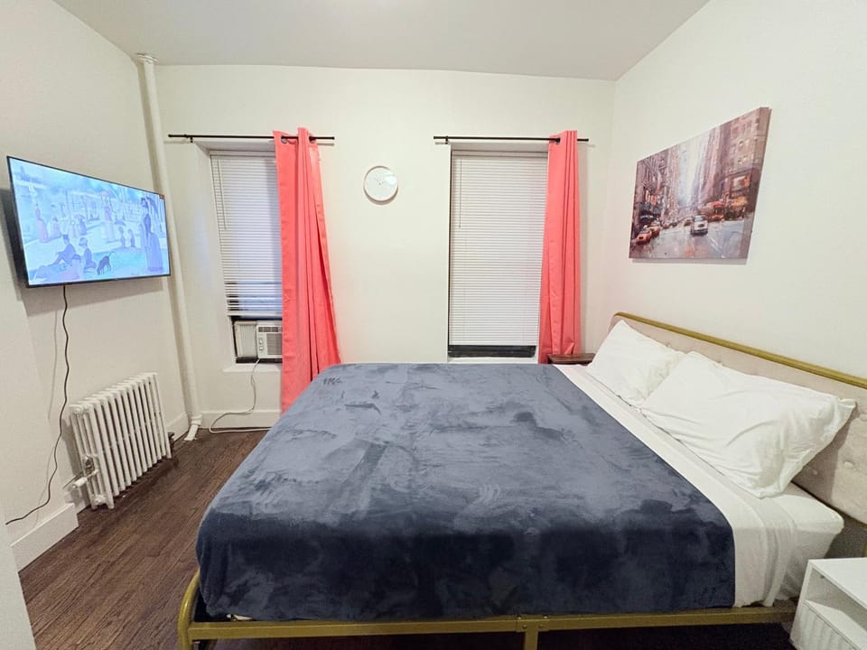 Bed, TV and multimedia, Bedroom