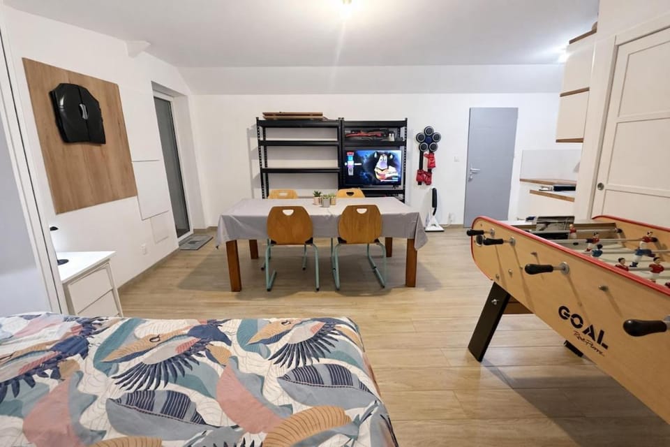 Grand studio équipé indépendant Apartment in Brittany