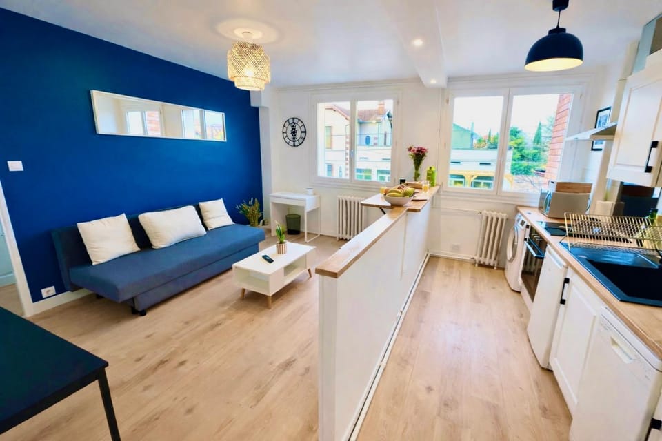 Kitchen or kitchenette, Living room, Seating area, Dining area, minibar, stove