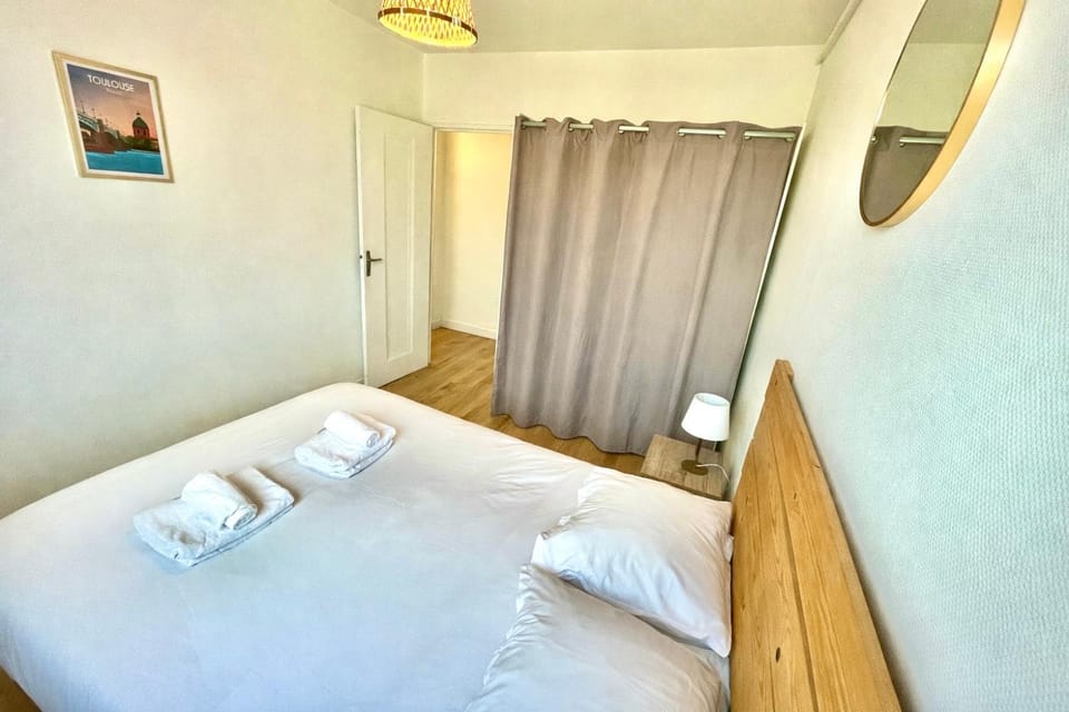 Bed, Photo of the whole room, Bedroom, towels