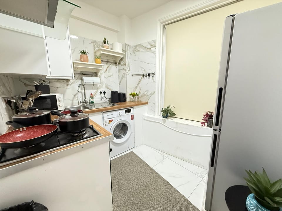 Kitchen or kitchenette, stove, washing machine