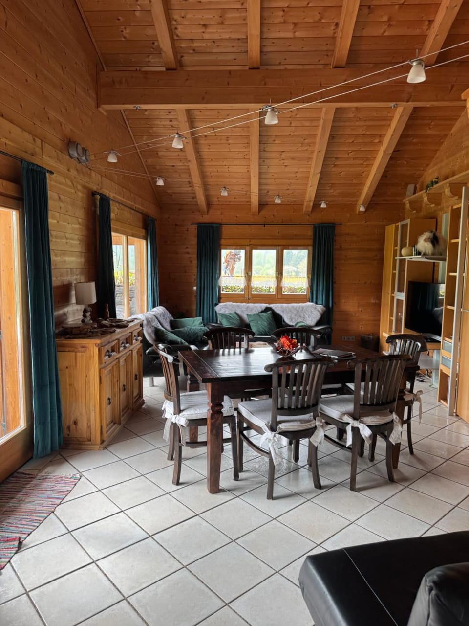 TV and multimedia, Living room, Seating area, Dining area