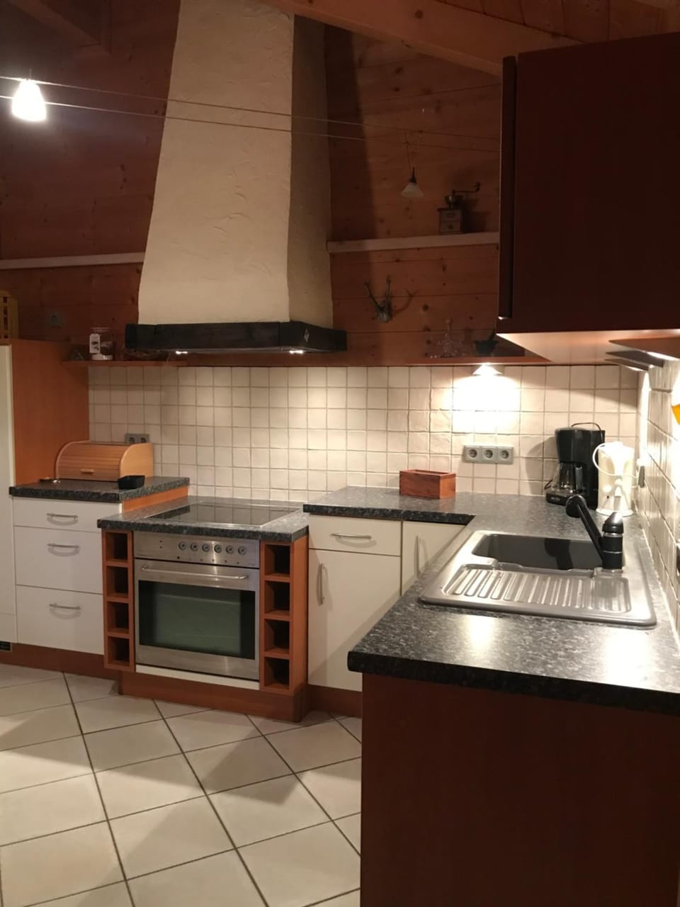 Coffee/tea facilities, Kitchen or kitchenette, dishwasher, stove, toaster