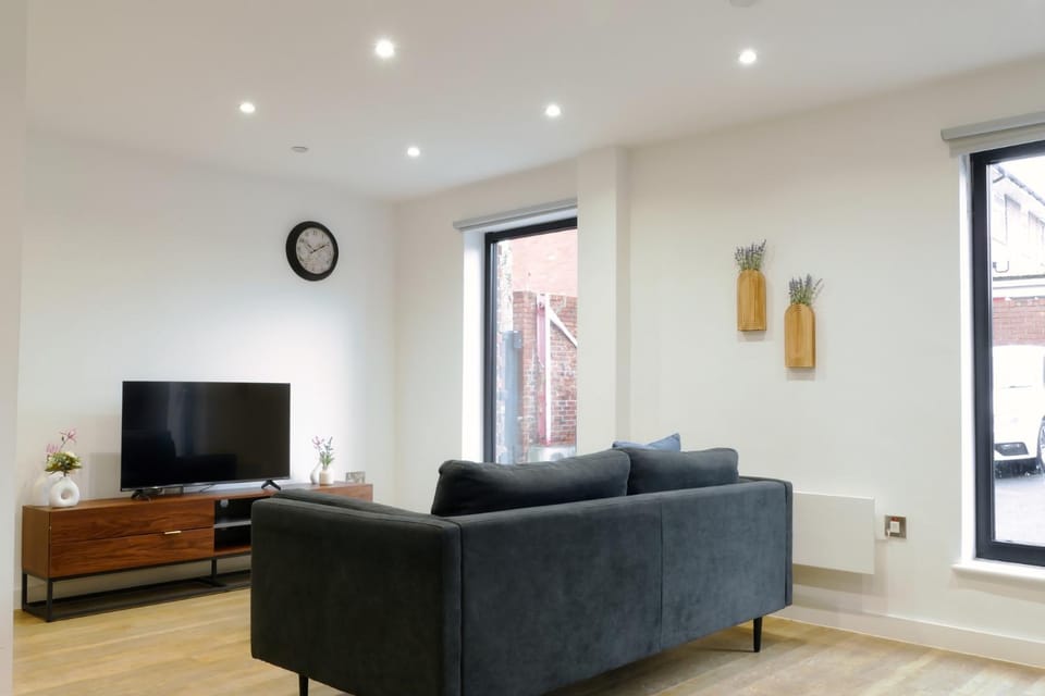 Communal lounge/ TV room, TV and multimedia, Living room, Seating area, Evening entertainment