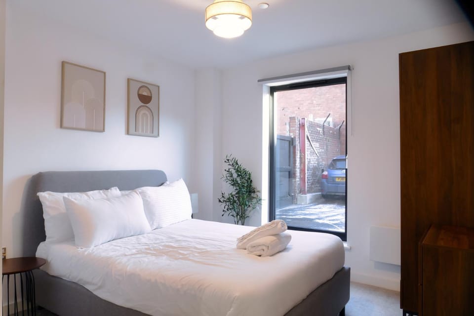 Photo of the whole room, Bedroom, wardrobe