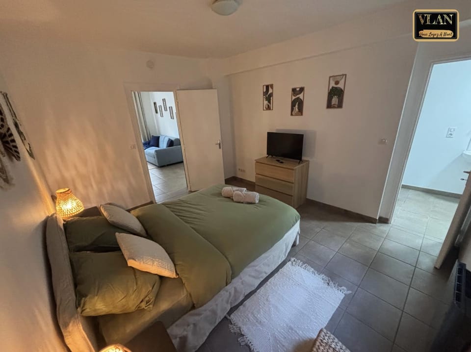 Bed, TV and multimedia, Photo of the whole room, Bedroom