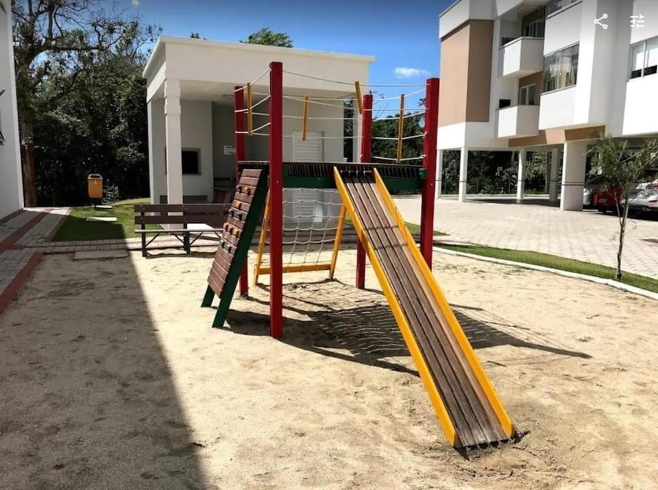 2 quartos, ar condicionado, vaga coberta, condomínio com piscina Apartment in Florianopolis