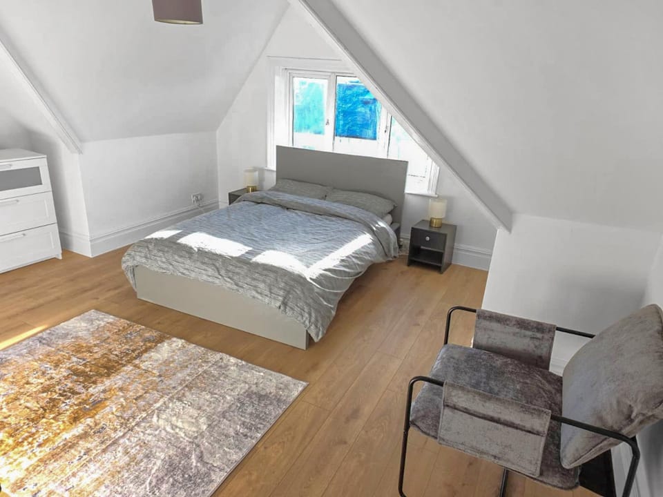 Bed, Photo of the whole room, Seating area, Bedroom