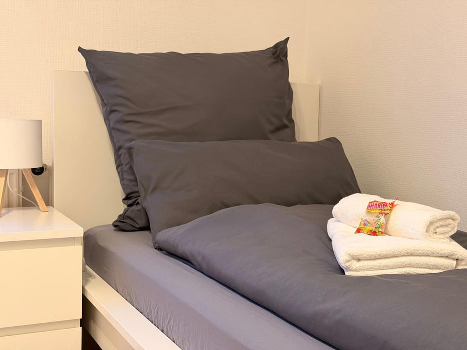 Bed, Bedroom, towels
