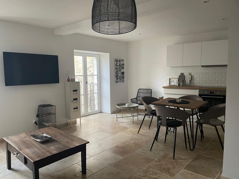 TV and multimedia, Kitchen or kitchenette, Living room, Seating area, Dining area