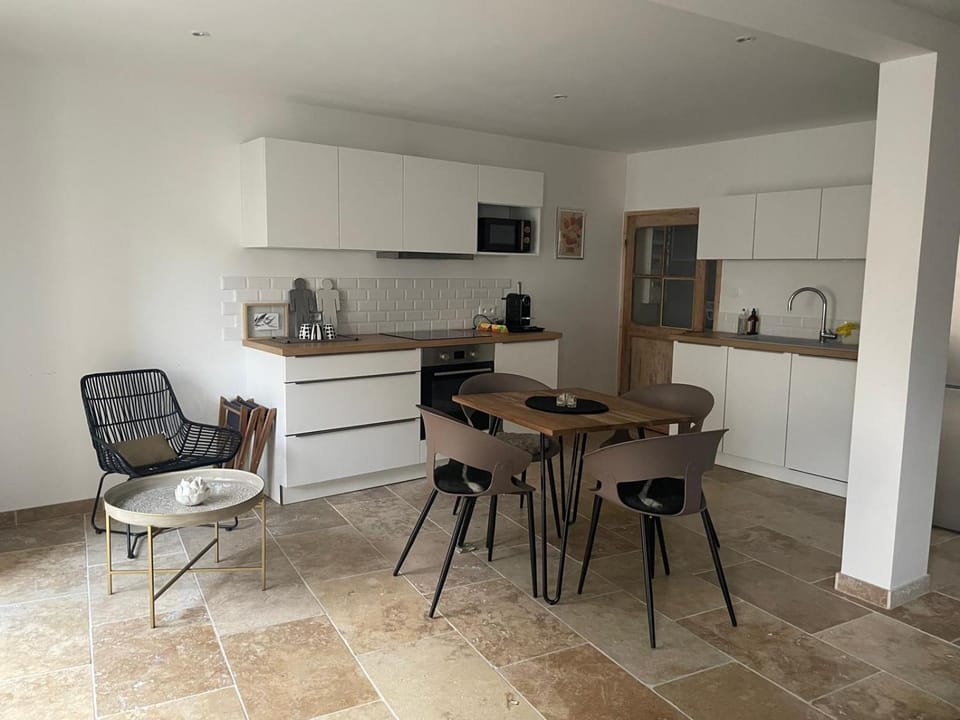 Kitchen or kitchenette, Living room, Seating area, Dining area, stove