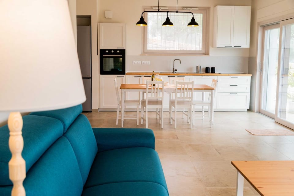 Kitchen or kitchenette, Living room, Seating area, Dining area, minibar, oven, stove