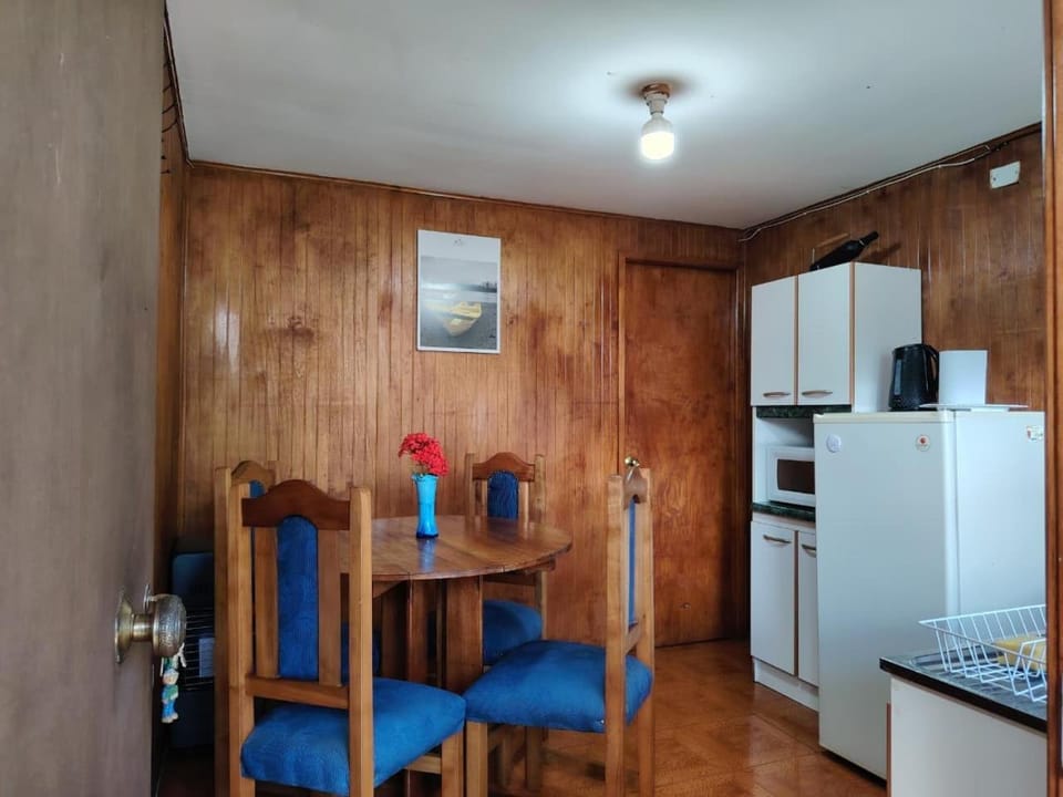 Kitchen or kitchenette, Dining area, minibar, oven