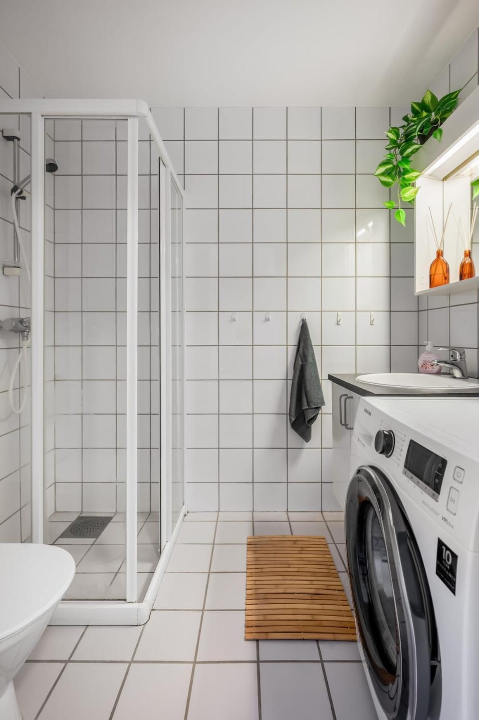 Shower, Bathroom, towels, washing machine