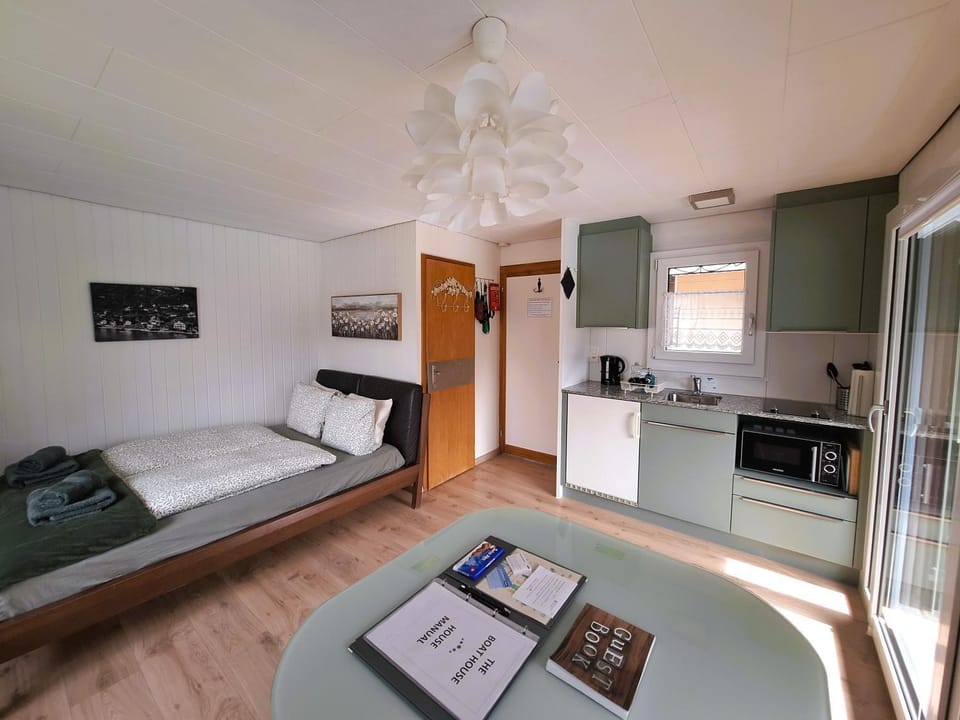 Bed, Kitchen or kitchenette, Dining area