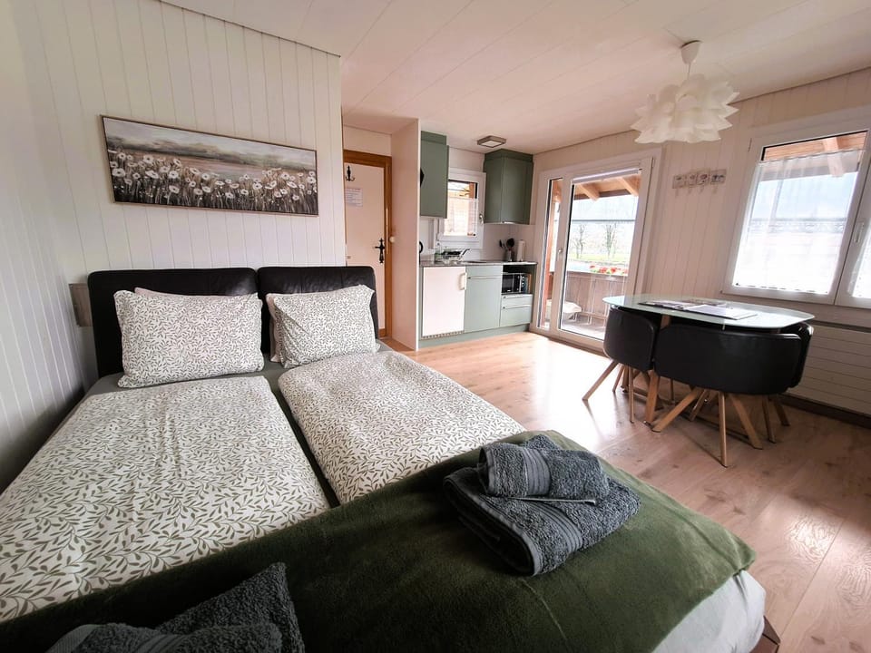 Bed, Kitchen or kitchenette, Dining area