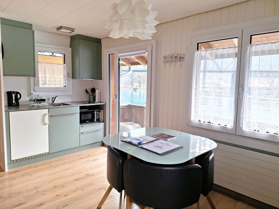Kitchen or kitchenette, Dining area