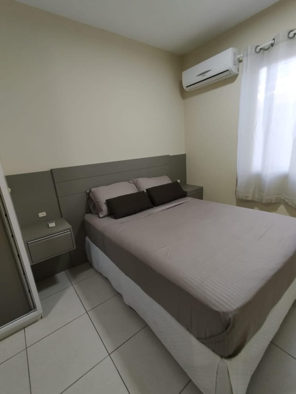Um quarto, com ar, vaga coberta, piscina no condomínio Apartment in Florianopolis