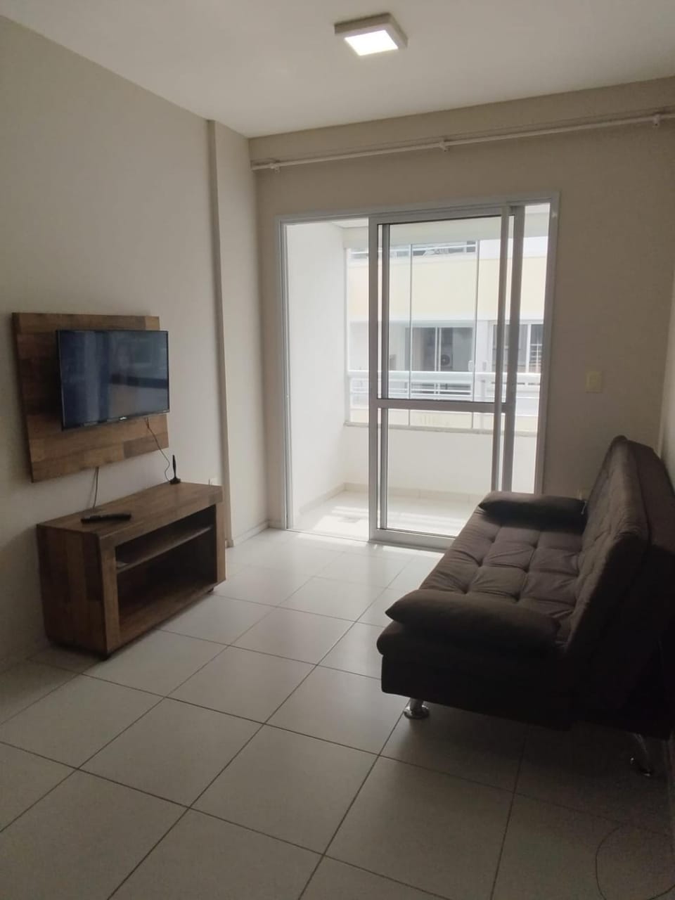 Um quarto, com ar, vaga coberta, piscina no condomínio Apartment in Florianopolis
