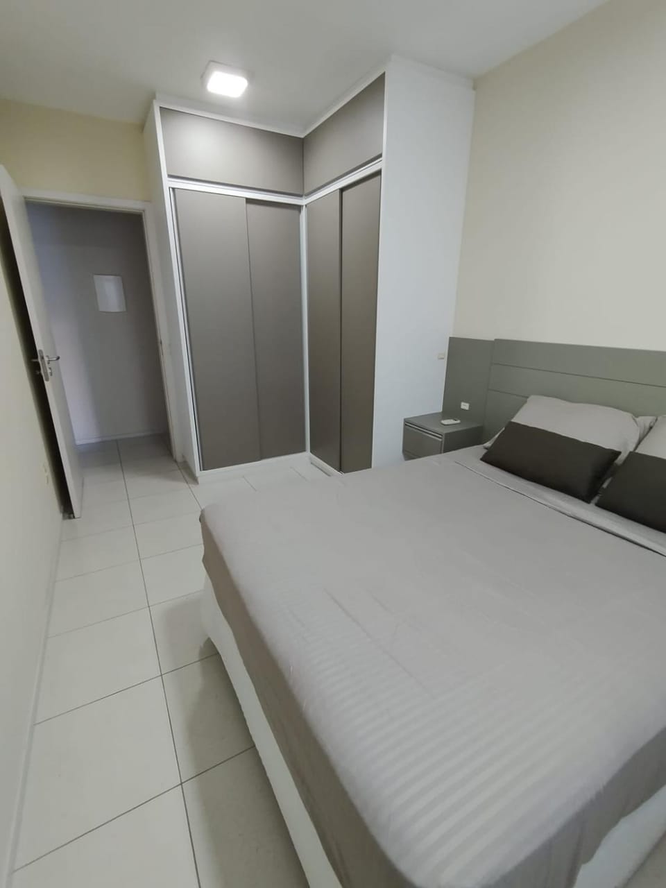 Um quarto, com ar, vaga coberta, piscina no condomínio Apartment in Florianopolis
