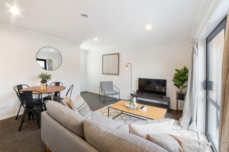 Relaxed Stay in Modern Comfort - By Superior Stays Apartment in Hamilton
