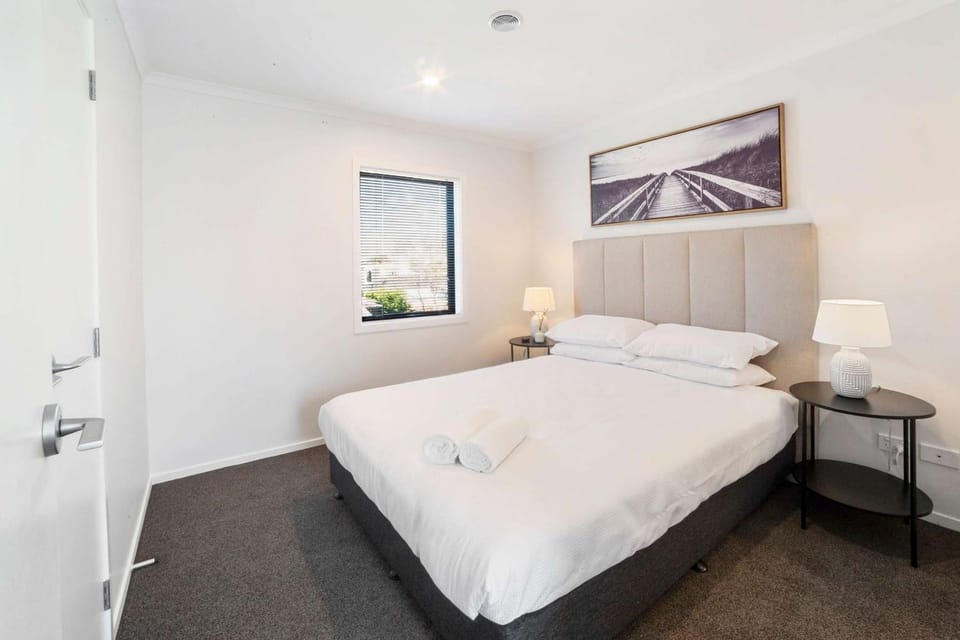 Relaxed Stay in Modern Comfort - By Superior Stays Apartment in Hamilton