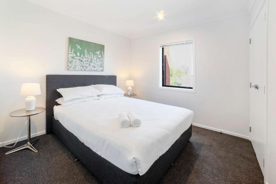 Relaxed Stay in Modern Comfort - By Superior Stays Apartment in Hamilton