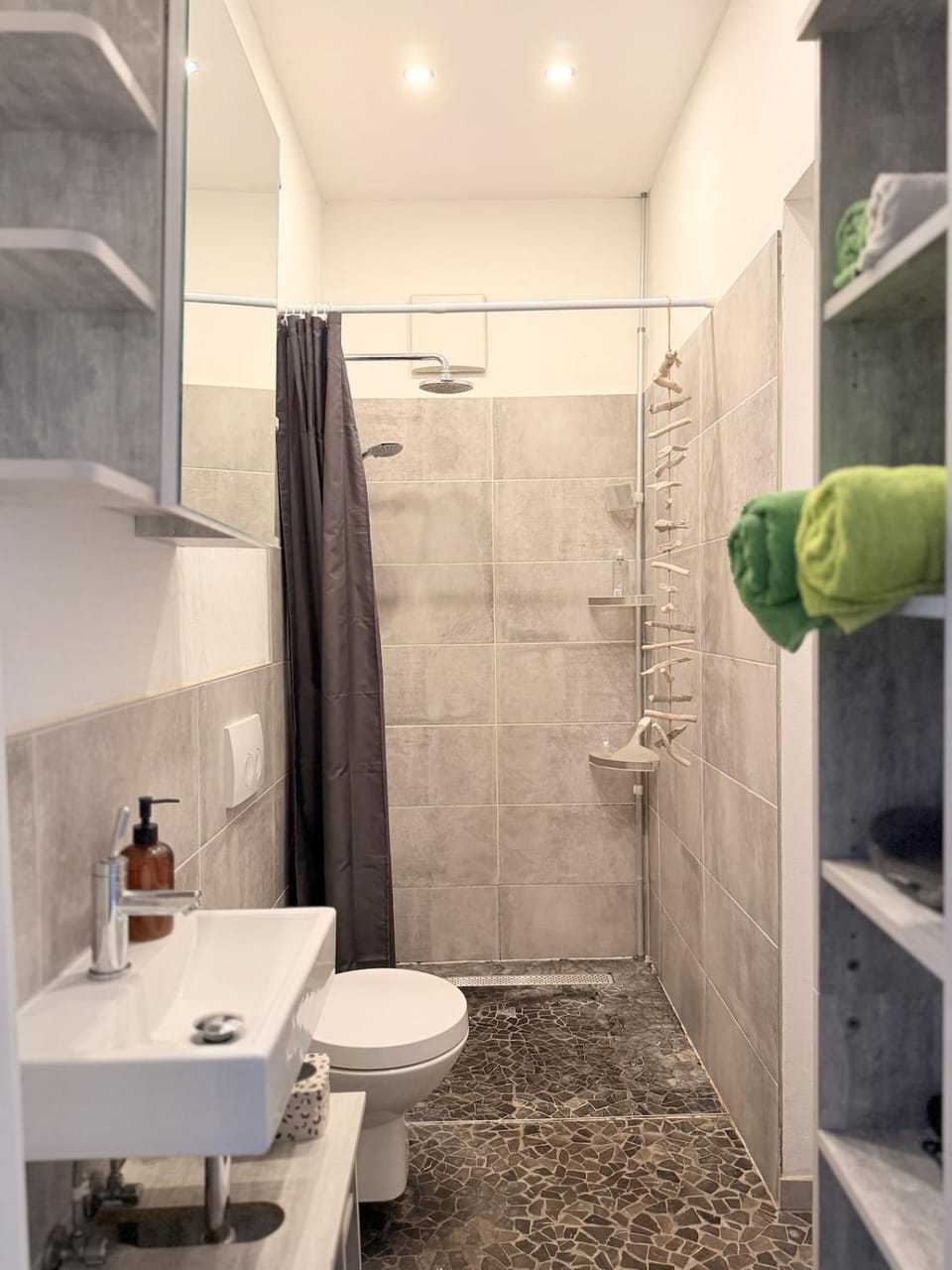 Shower, Toilet, Bathroom, towels