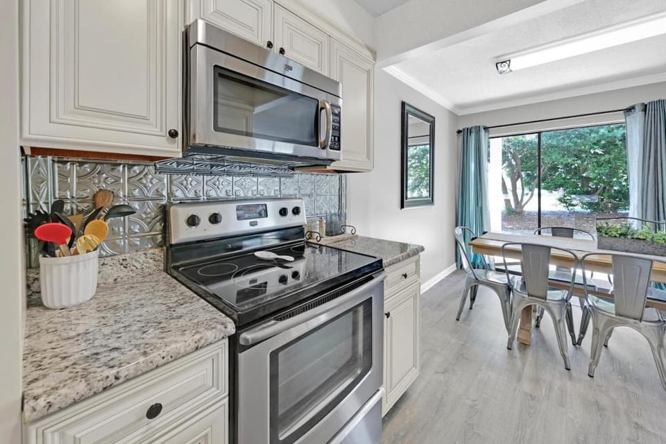 Kitchen or kitchenette, Dining area, dishwasher, oven, pet friendly, stove, toaster