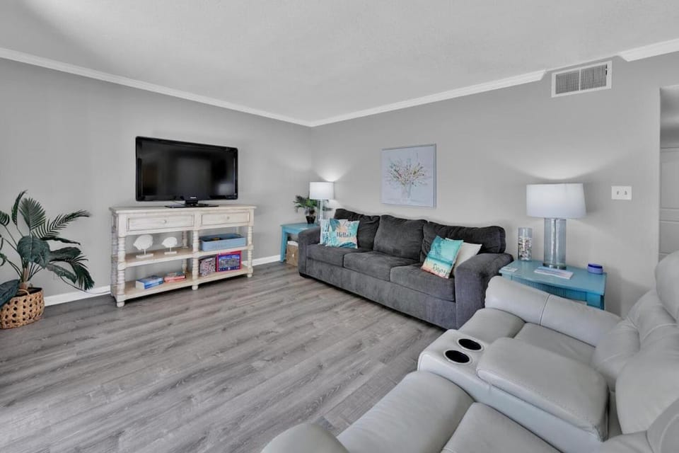Communal lounge/ TV room, Bed, TV and multimedia, Living room, Photo of the whole room, Seating area, Evening entertainment, air conditioner