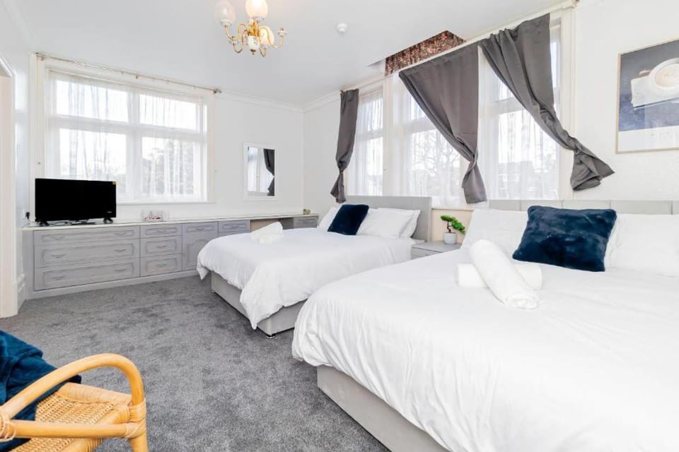 Bed, TV and multimedia, Evening entertainment, Bedroom