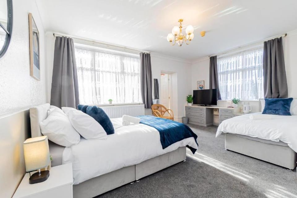 Bed, TV and multimedia, Photo of the whole room, Bedroom