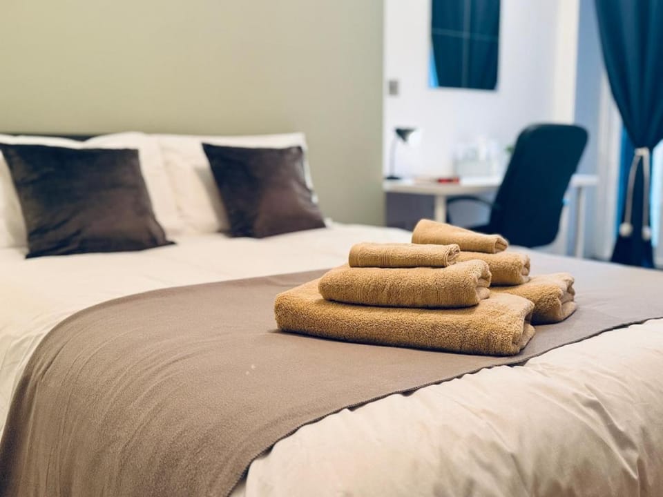 Double Room in Shared Flat in Hammersmith Apartment in London