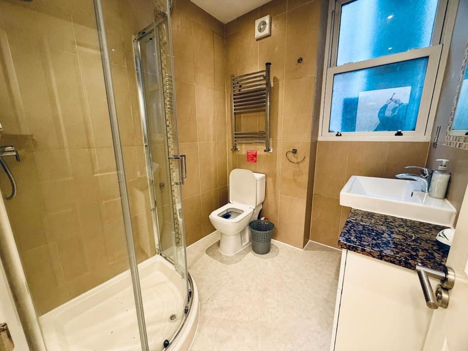 Double Room in Shared Flat in Hammersmith Apartment in London