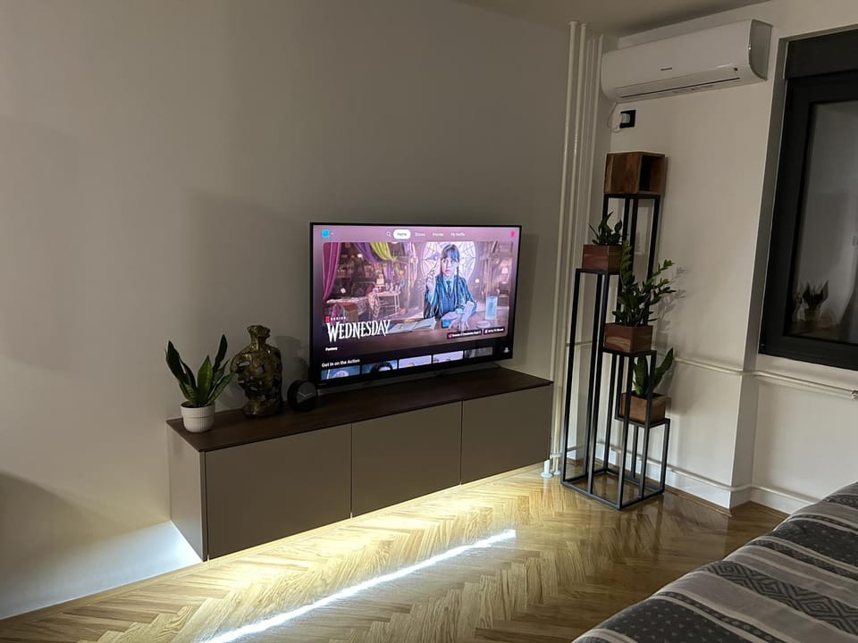 Bed, TV and multimedia, Bedroom