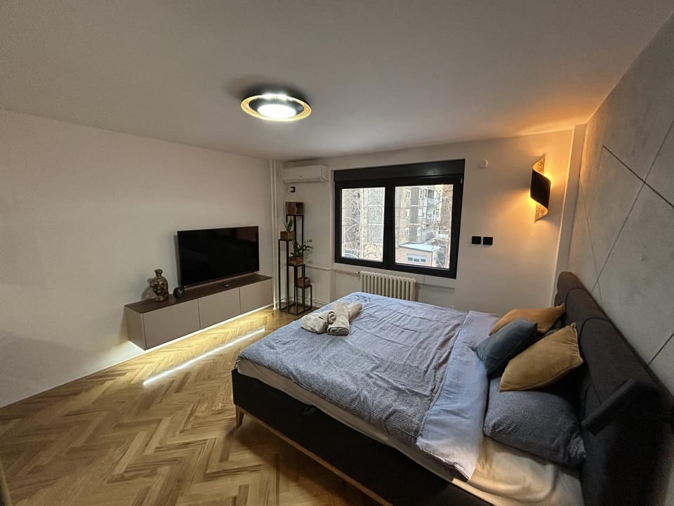 Bed, Bedroom, Street view