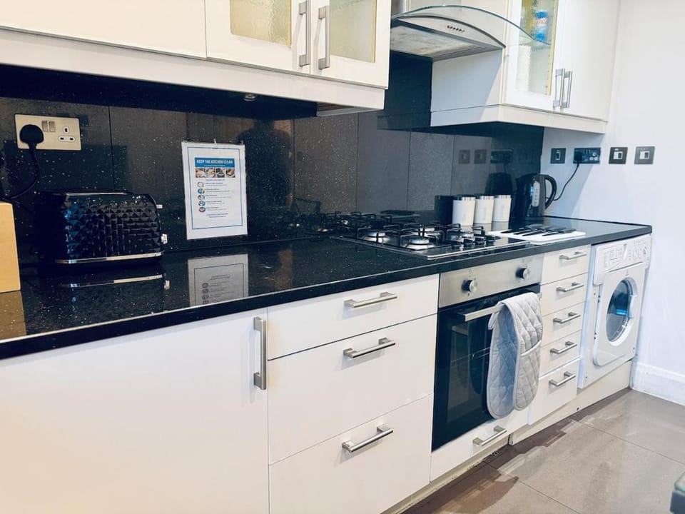 Serene Double room in a shared flat Comfort, Quiet & Central Apartment in London