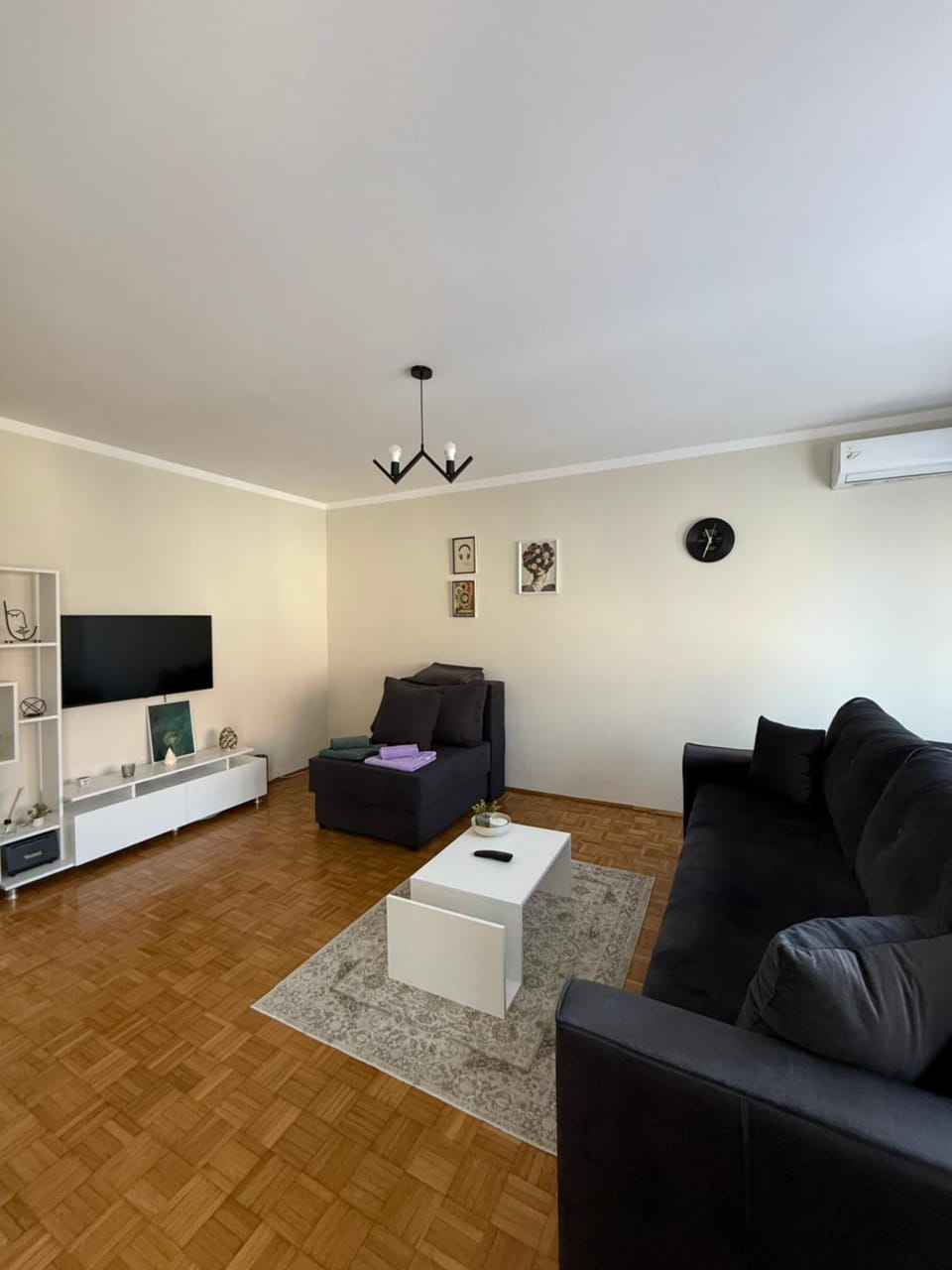 Communal lounge/ TV room, TV and multimedia, Living room, Seating area, Evening entertainment